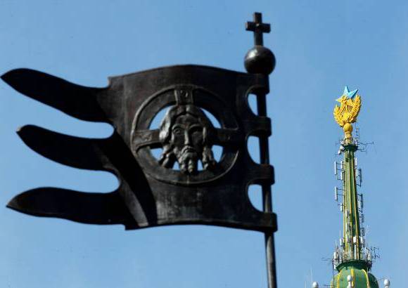 Reuters - El rascacielos moscovita, de 176 metros de altura, es uno de los &#237;conos de la era sovi&#233;tica y se encuentra al este del Kremlin. Aunque la estrella que corona la edificaci&#243;n es dorada, se le llama la &quot;estrella roja&quot;, en alusi&#243;n a la revoluci&#243;n comunista. Manifestantes escalaron el edificio y pintaron la estrella con los colores nacionales de Ucrania. 4 personas fueron detenidas por el hecho.