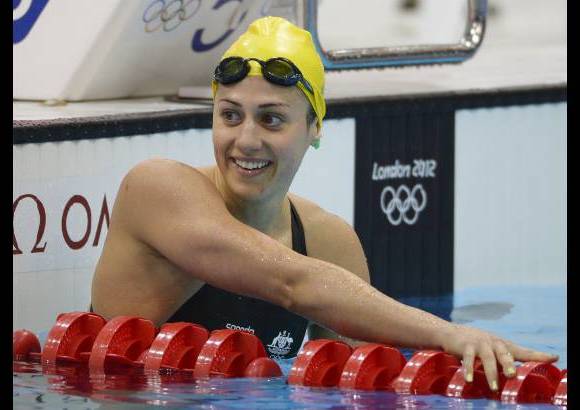 AP - La nadadora australiana, Stephanie Rice, roba miradas en Londres.