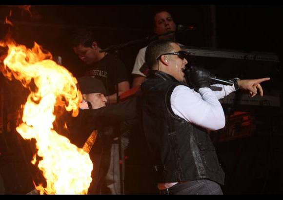 Jaime P&#233;rez - Daddy Yankee tambi&#233;n tuvo un concierto masivo en Medell&#237;n, el 6 de diciembre de 2007 en el Estadio Atanasio Girardot.