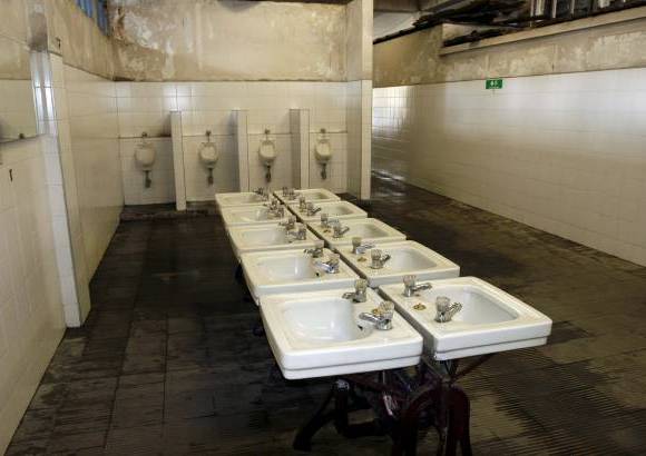 Manuel Saldarriaga Quintero - Los sanitarios, por la raídas de las puertas y los pisos, están casi a la intemperie. Las unidades ya perdieron su blancura.
