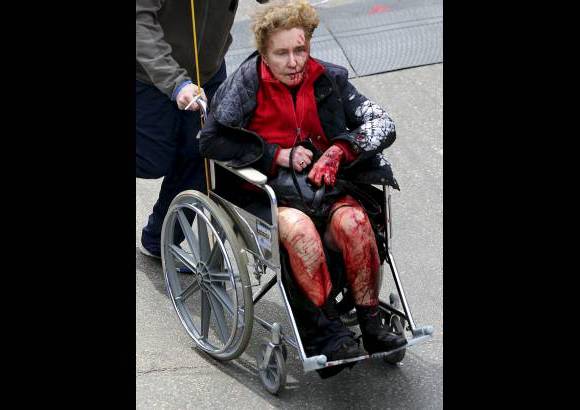 AP - Los corredores que no habían terminado la carrera fueron desviados por la Avenida Commonwealth hacia una zona de reunión familiar, de acuerdo con un plan de emergencia que se implementó.