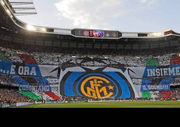 AP - La bienvenida de los hinchas del Inter a su equipo antes del arranque del compromiso.