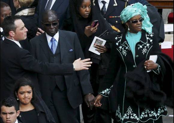 Reuters - El presidente de Zimbabwe Robert Mugabe y su esposa asistieron a la misa