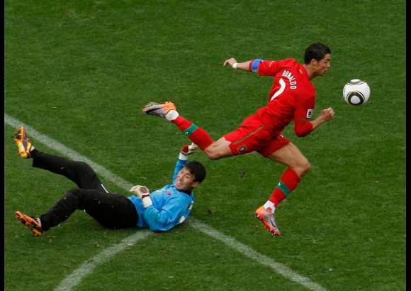 AP - El capitán de la selección portuguesa, Cristiano Ronaldo, rompió su racha negativa de 16 meses sin marcar con el combinado luso al firmar el sexto tanto de la goleada histórica ante Corea del Norte (7-0).