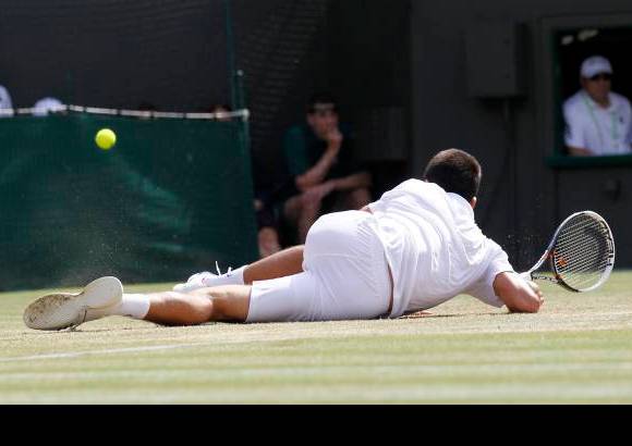 AP - &quot;Es muy joven, eran sus primeros cuartos de final en un gran torneo y no ten&#237;a nada que perder. Golpeaba muy fuerte y era muy dif&#237;cil predecir hacia d&#243;nde iba a tirar. Era como jugar al gato y al rat&#243;n&quot;, se&#241;al&#243; Novak Djokovic al terminar el encuentro, que resolvi&#243; por 6-2, 3-6, 6-3 y 7-5 sin importar las ca&#237;das.