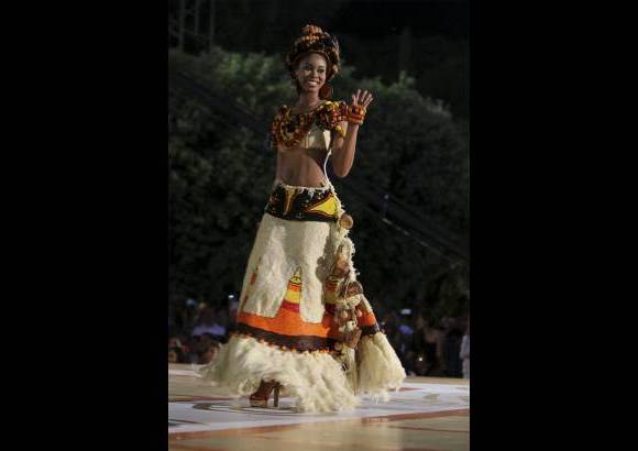 Foto Colprensa - La Se&#241;orita Choc&#243;, Edy Johana Asprilla Leudo, con su vestido artesanal Prende la Vela.