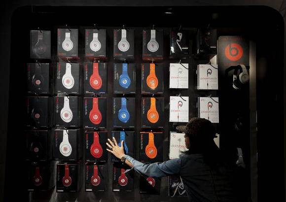 - El volumen muy alto más la vibración del sonido en auriculares insertos en el oído pueden generar sordera.