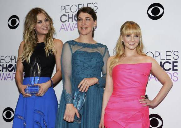 Reuters y AP - La serie The Big Bang Theory, con todo su reparto, recibi&#243; el galard&#243;n del p&#250;blico como la mejor comedia de televisi&#243;n.