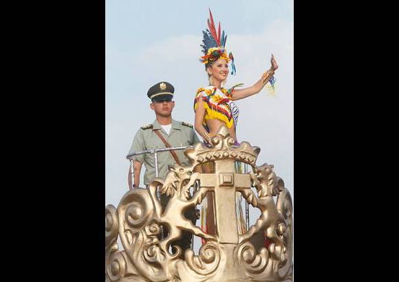 Foto Colprensa - Cartagena se convirti&#243; en un gran carnaval, con el tradicional desfile de carrozas, que dio inicio a las fiestas populares y a las actividades centrales del Concurso Nacional de Belleza. Las 25 candidatas estuvieron radiantes.
