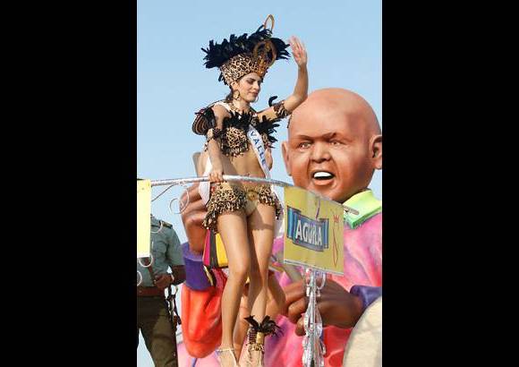 Foto Colprensa - Cartagena se convirti&#243; en un gran carnaval, con el tradicional desfile de carrozas, que dio inicio a las fiestas populares y a las actividades centrales del Concurso Nacional de Belleza. Las 25 candidatas estuvieron radiantes.