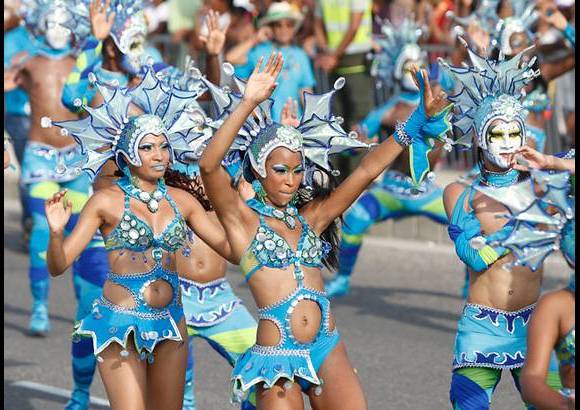 Foto Colprensa - Cartagena se convirti&#243; en un gran carnaval, con el tradicional desfile de carrozas, que dio inicio a las fiestas populares y a las actividades centrales del Concurso Nacional de Belleza. Las 25 candidatas estuvieron radiantes.