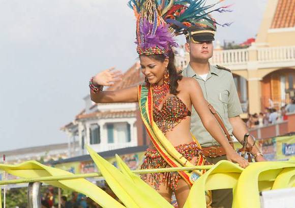 Foto Colprensa - Cartagena se convirti&#243; en un gran carnaval, con el tradicional desfile de carrozas, que dio inicio a las fiestas populares y a las actividades centrales del Concurso Nacional de Belleza. Las 25 candidatas estuvieron radiantes.