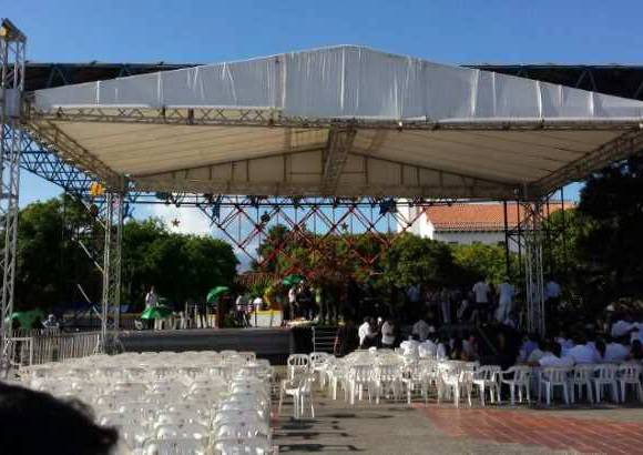 FOTOS ALEX HEREIRA - Desde la sede de medicina legal de Valledupar, el f&#233;retro con el cuerpo de D&#237;az fue trasladado hasta la plaza.