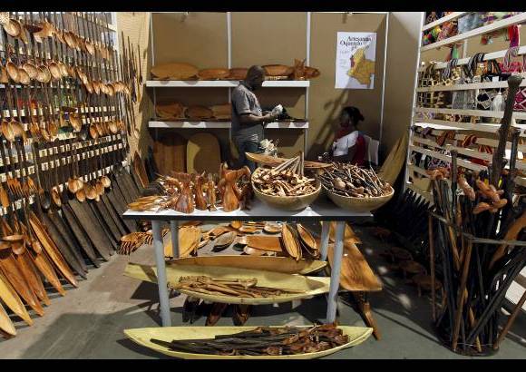 - Representantes del Pacífico Colombiano muestran su trabajo en talla de madera. Se presentan como Artesanías Oquendo.