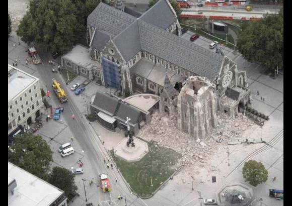 Reuters - El primer ministro neozeland&#233;s, John Key, dijo poco despu&#233;s de sobrevolar la ciudad que &quot;Christchurch es una zona de desastre total&quot;.