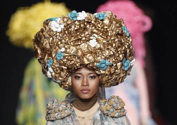 AP - Una modelo presenta una creación del diseñador indonesio Feny Mustafa durante la Semana de la Moda de Yakarta, Indonesia.