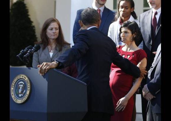 Reuters - El presidente Barack Obama ayuda a Karmel Allison quien perdió el sentido en pleno discurso que realizaba el mandatario sobre la reforma a la salud.