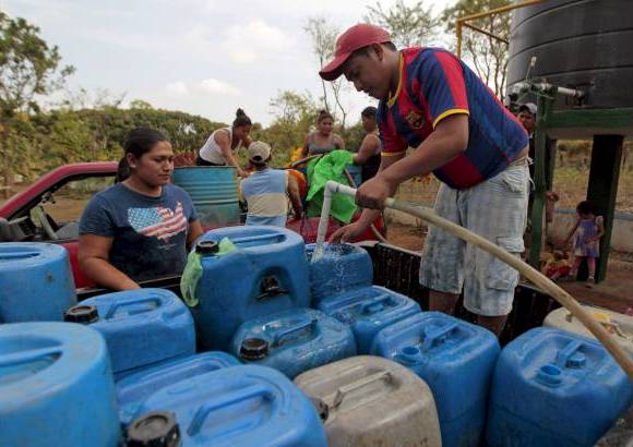 Reuters - Un hombre recoge el agua de un pozo público en la comunidad indígena de Masaya Pacayita en Nicaragua.