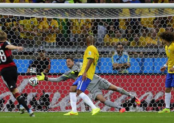 FOTO AP - Kroos anot&#243; el primer doblete de la noche al minuto 26.