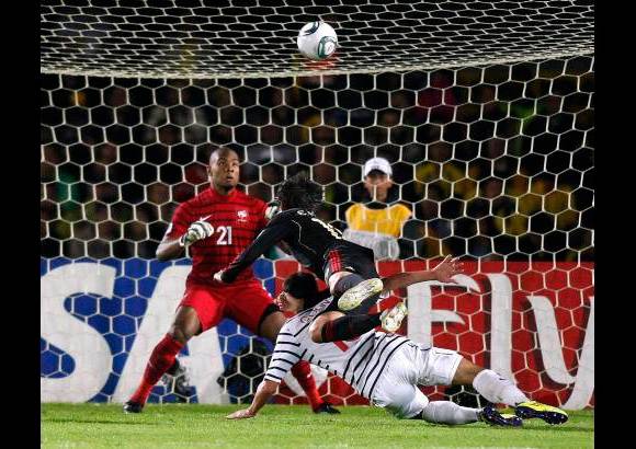Reuters - Los franceses quemaron sus &#250;ltimos cartuchos con remates de media distancia, pero sin &#233;xito en el ataque Francia sufri&#243; un nuevo golpe que le record&#243; su problema para marcar en pelota quieta: en un tiro de esquina, al minuto 71, Edson Rivera le puso de cabeza el mo&#241;o a la victoria y a la actuaci&#243;n de los mexicanos en Colombia 2011.