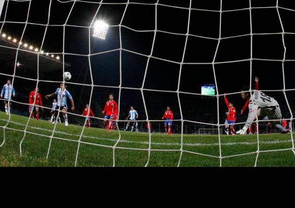 Reuters - Argentina totaliz&#243; cinco puntos y qued&#243; segundo en el Grupo A, que fue ganado por Colombia con siete unidades. Costa Rica, con tres, qued&#243; a la espera de lo que suceda en otros partidos, con posibilidades de avanzar como uno de los mejores terceros.