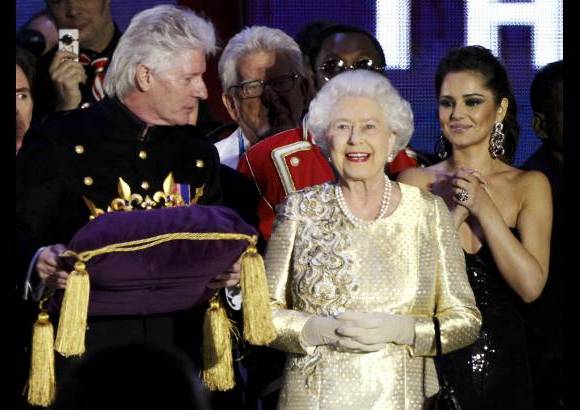 Reuters - La soberana subió al escenario tras el concierto celebrado delante del Palacio de Buckingham.