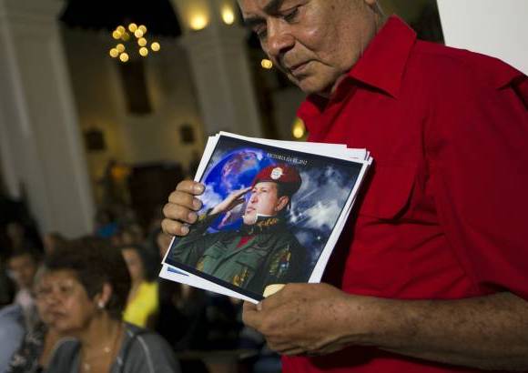 reuters - Los seguidores del presidente de Venezuela, Hugo Chávez, esperan que el Jefe de Estado se recupere del cáncer que padece y por el cual se encuentra en La Habana, Cuba. Caracas está inundada de mensajes de apoyo al líder del país bolivariano.