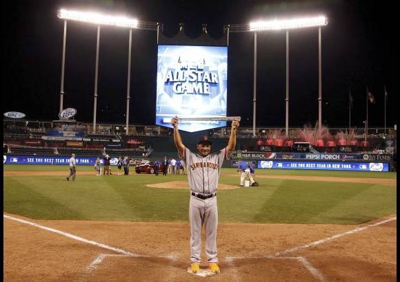 Reuters - El jardinero dominicano Melky Cabrera se qued&#243; con el premio de Jugador M&#225;s Valioso (MVP) del partido.