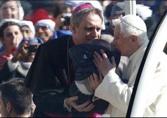 REUTERS - ... y con una parada puntual para coger en brazos a un reci&#233;n nacido y bendecirlo.