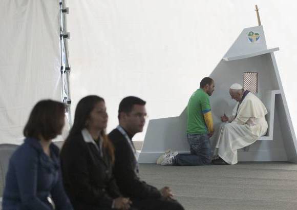 Reuters - Papa Francisco escucha una confesi&#243;n en la Quinta da Boa Vista Park de R&#237;o en su visita a Brasil.