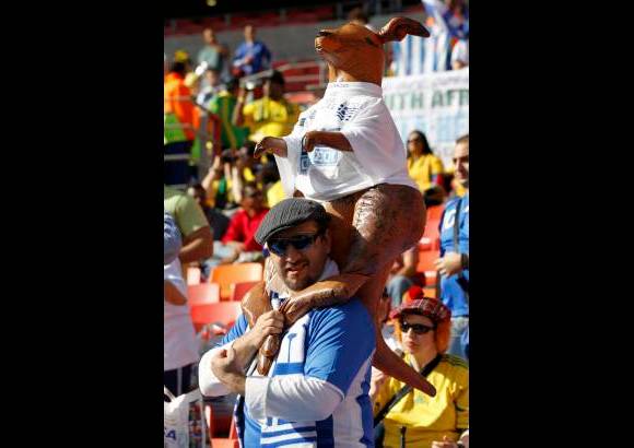 Reuters - Las curiosidades en la tribuna del estadio Nelson Mandela Bay en la ciudad de Puerto Elisabeth, a 1.100 kil&#243;metros al sur de Johannesburgo.
