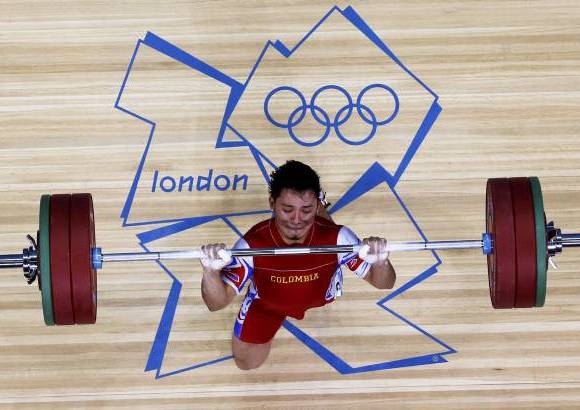 Reuters - El pesista colombiano Carlos Berna se ubicó en el octavo puesto en la categoría 56 kilos.