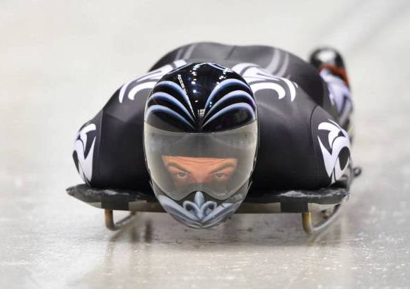 FOTO AFP - El neozelandés Ben Sandford viste un traje un poco más tradicional pero igualmente llamativo.