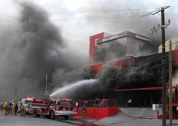 Reuters - En su cuenta en Twitter, el presidente Calderón calificó el ataque como un "aberrante acto de terror y de barbarie" y escribió que "estos repudiables actos nos obligan a todos a perseverar en la lucha contra esas bandas de criminales sin escrúpulos".