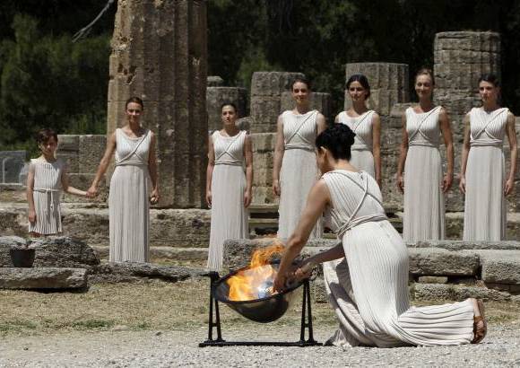 Foto Reuters - A pesar de que en la Grecia cl&#225;sica la llama ol&#237;mpica simbolizaba el robo del fuego de los dioses por parte de Prometeo, quien rebel&#225;ndose contra las leyes inmortales se lo entreg&#243; a los hombres, el ceremonial que rodea a la antorcha tiene or&#237;genes mucho m&#225;s actuales.
