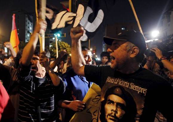 Reuters - Partidarios del presidente venezolano Hugo Ch&#225;vez en Per&#250; gritaron consignas en las afueras de la embajada de Venezuela en Lima, tras el anuncio de su muerte