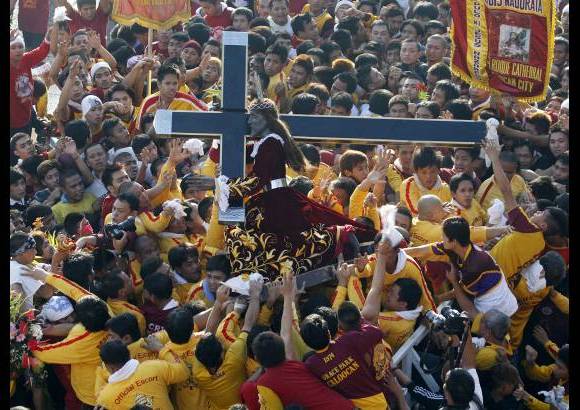 AP - Tras su accidentado arranque, la procesi&#243;n se detuvo varias veces por problemas en las ruedas de la carroza, un contratiempo que har&#237;a que para hacer el recorrido de apenas seis kil&#243;metros se tuvieran que emplear m&#225;s de 16 horas.