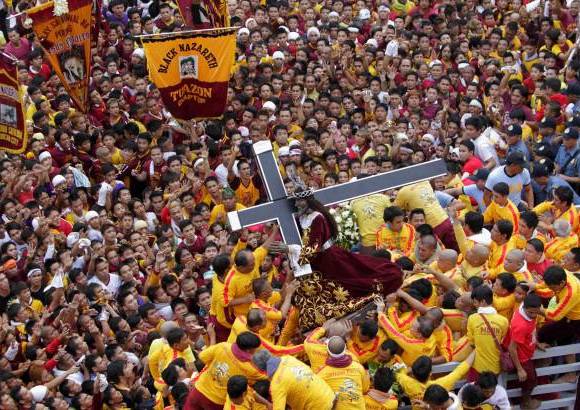 Reuters - La imagen del Nazareno Negro fue trasladada por cientos de devotos durante el inicio de una procesión anual en Manila, Filipinas. El Nazareno Negro es una estatua de Jesús de tamaño natural, hecha en madera y tallado en México. Llegó a Filipinas en el siglo XVII, se cree que tiene poderes curativos en el país de mayoría católica.