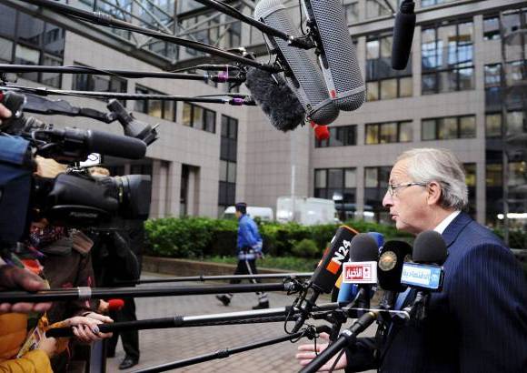 Reuters - Entrevista al primer ministro de Luxemburgo Jean-Claude Juncker en Bruselas, Bélgica. Micrófonos arriba y abajo para escuchar las declaraciones del mandatario.