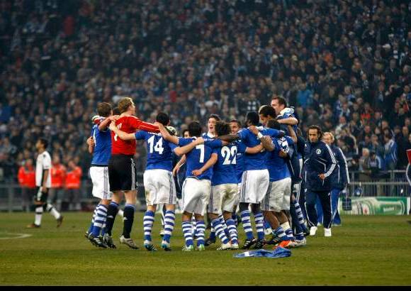 Reuters - Los jugadores del Schalke celebran su clasificaci&#243;n a la siguiente fase del torneo.