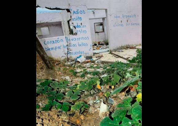 Juan Antonio S&#225;nchez - Los grafitis que los gramaloteros dejaron en las paredes que quedaron en pie son epitafios en los cuales ellos expresan el sentimiento hacia un pueblo con m&#225;s de 153 a&#241;os de historia: su dolor por abandonarlo, sus expresiones evocaci&#243;n y despedida.