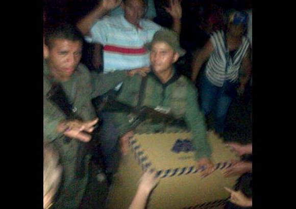 - Esta imagen circula desde anoche en los medios venezolanos y ha despertado la indignaci&#243;n de los ciudadanos por el manejo que se le est&#225; dando al proceso.