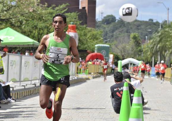 Esteban Jaramillo y Sebasti&#225;n Salazar - M&#225;s de 10 mil competidores se dieron cita en esta hist&#243;rica cita deportiva que se corr&#237;a en las modalidades de 5, 10, 21 y 42 kil&#243;metros.