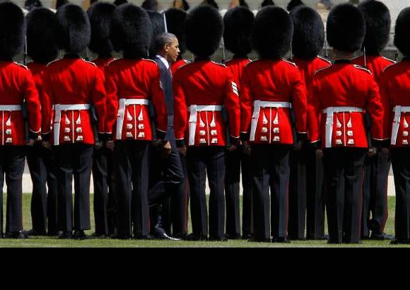 AP - Honores militares al presidente Obama.