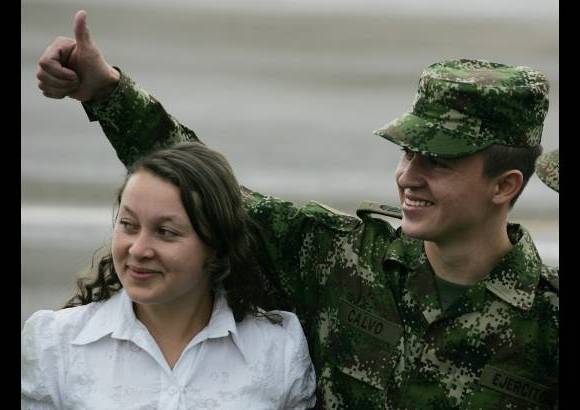 AP - Los residentes fueron evacuados a uno de los centros del Departamento de Parques y Recreo de San Bruno. Los da&#241;os a&#250;n no han sido cuantificados.