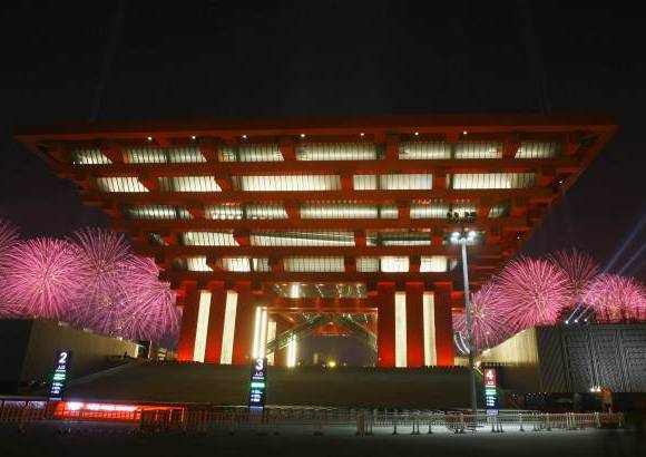 Reuters - La ceremonia culminó con fuegos artificiales en el río Huangpu, que atraviesa el recinto ferial.