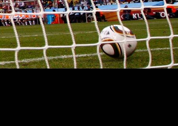 Reuters - En la imagen se ve que el bal&#243;n cruza completamente la l&#237;nea. Una mala decisi&#243;n de la terna uruguaya.