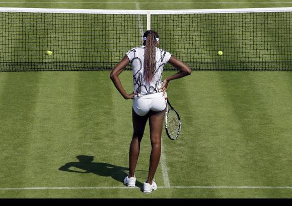 AP - La estadounidense Venus Williams entrena para los Olímpicos.