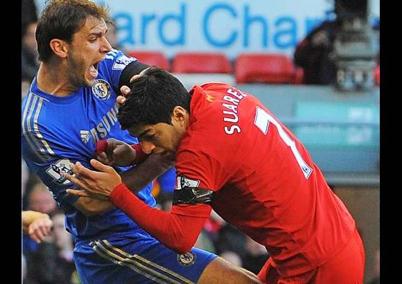 Foto Cortes&#237;a - Otra mordida de Luis Su&#225;rez fue en el brazo de Branislav Ivanovic en el partido del Liverpool contra el Chelsea.