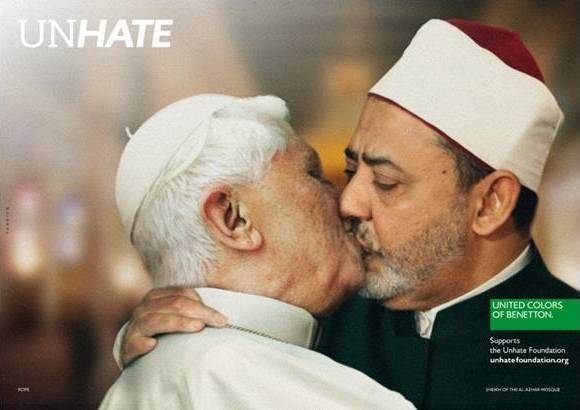 Cortes&#237;a - Otra de las im&#225;genes que m&#225;s pol&#233;mica ha causado es una donde aparece el papa Benedicto XVI bes&#225;ndose con el l&#237;der musulm&#225;n Sheikh Ahmed Mohamed.